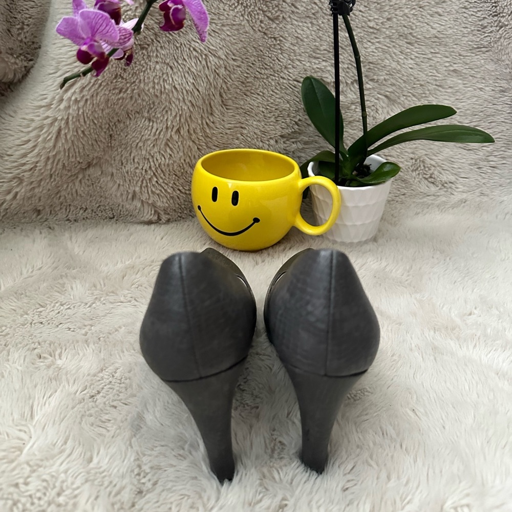 Shoes - Picture 3 of 7
